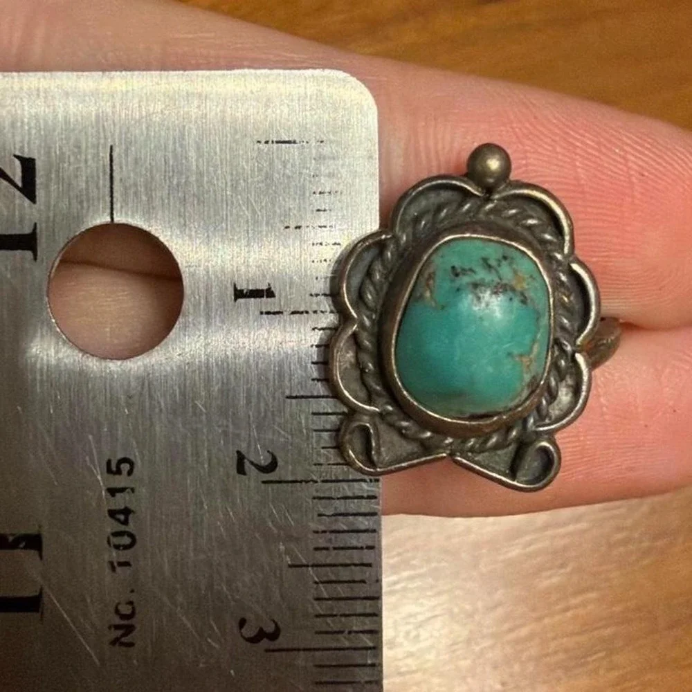 Vintage Sterling Silver and Turquoise Ring - Picture 5 of 5